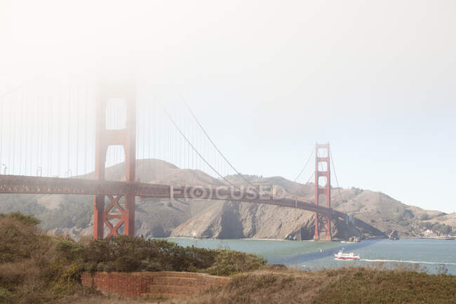Туман над мостом Голден Гейт, Сан-Франциско, Калифорния, США — стоковое фото