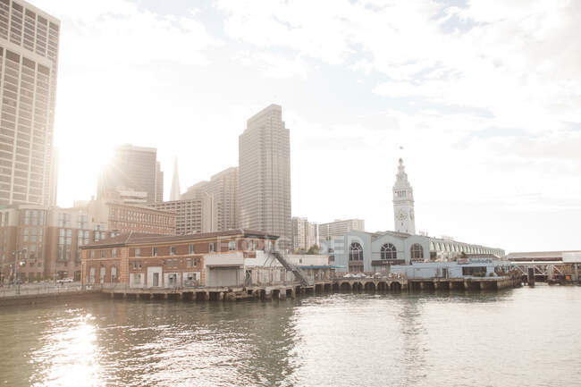 Vista del paseo marítimo en Puerto de San Francisco, California, EE.UU. - foto de stock