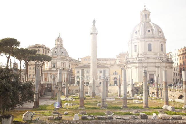 Vista de las ruinas romanas y la Columna de Trajans, Roma, Italia - foto de stock