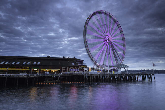 Seattle gran rueda y paseo marítimo al atardecer, Seattle, Washington - foto de stock
