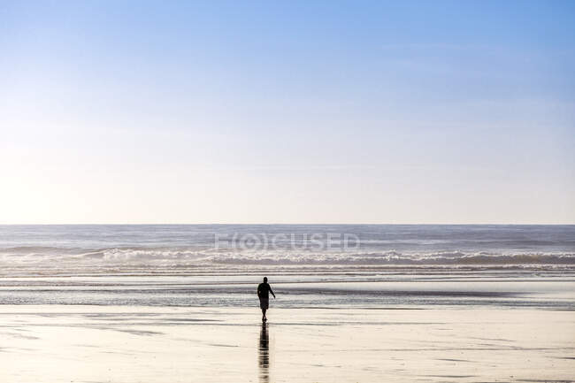 Vista traseira do turista que olha da praia, praia de canhão, Oregon, U — Fotografia de Stock