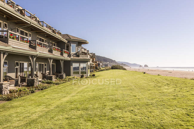 Restaurant and holiday apartments on sea front, Cannon Beach — Stock Photo