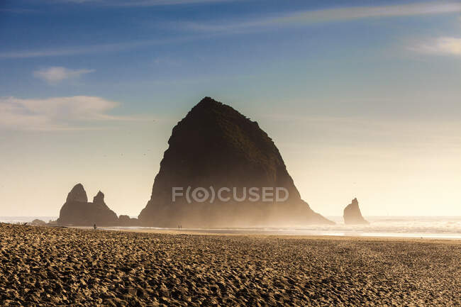 Vue de la plage et de la meule de foin, Cannon Beach, Oregon, États-Unis — Photo de stock