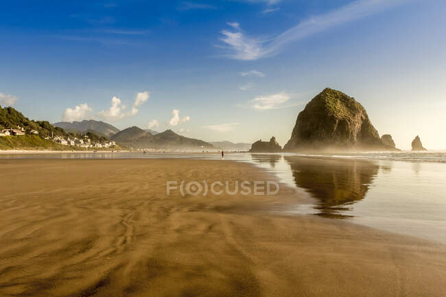 View of haystack rock and coast, Cannon Beach, Oregon, USA — Stock Photo
