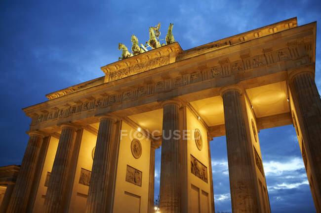 Portão de Brandemburgo à noite, Berlim, Alemanha — Fotografia de Stock