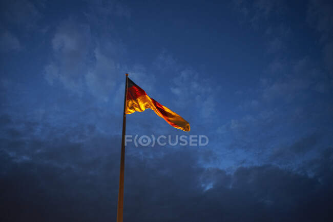 Flagge Deutschlands gegen blauen Himmel — Stockfoto
