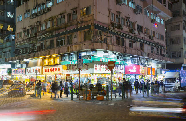 Market street at night, Mong Kok, Hong Kong - foto de stock