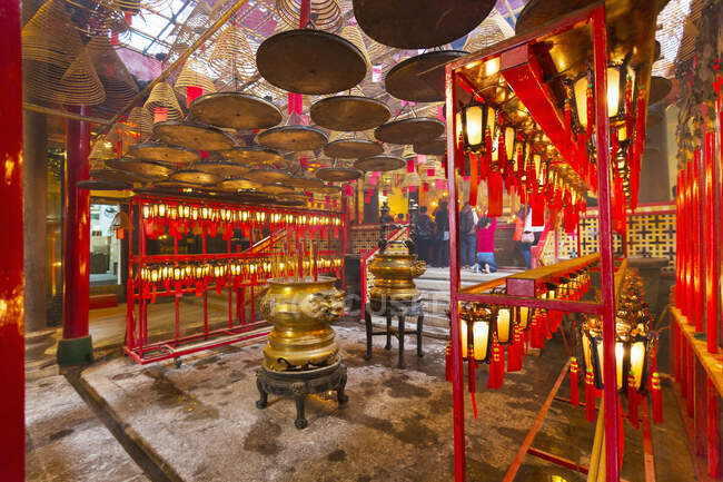 Bruciando bobine di incenso, tempio Man Mo, Hong Kong — Foto stock