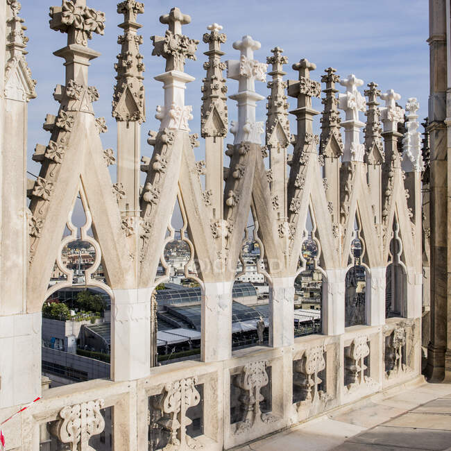 Au-dessus du toit du Duomo, Milan, Italie — Photo de stock