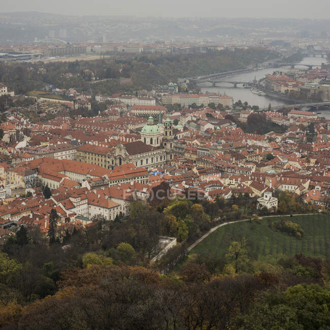 Blick über den Petrin-Turm, Prag, Tschechische Republik — Stockfoto