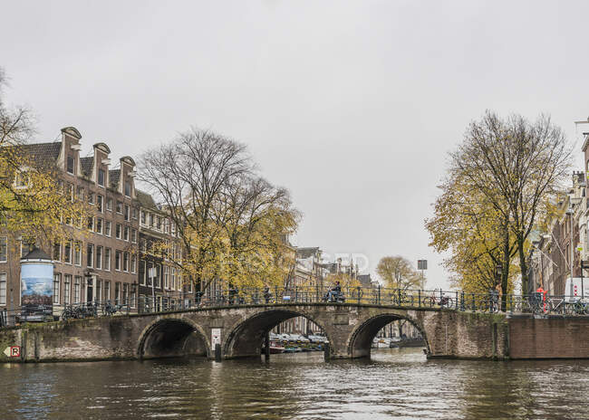 Pont et canal, Amsterdam, Pays-Bas — Photo de stock