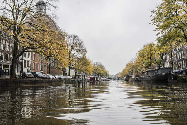 Canales de Amsterdam, Países Bajos - foto de stock