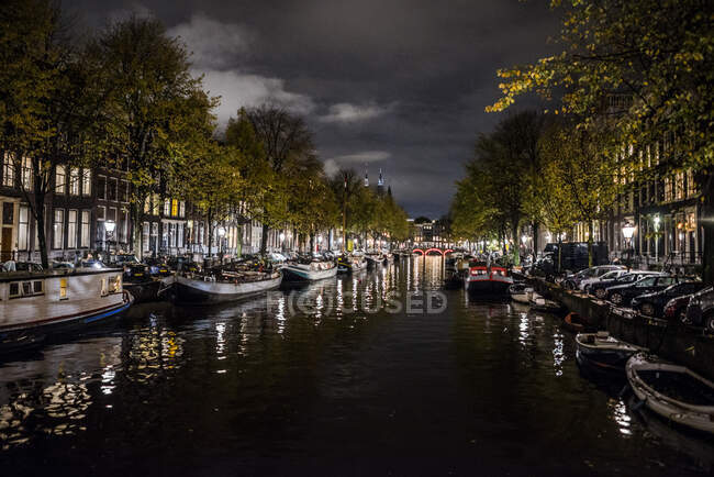 Canales de Ámsterdam por la noche, Países Bajos - foto de stock