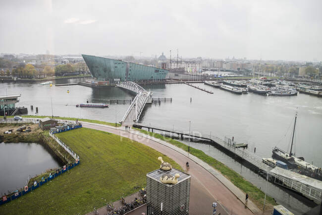 Vista elevada del centro científico NEMO, Amsterdam, Países Bajos - foto de stock
