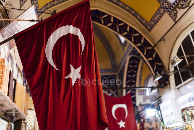 Bandera de Turquía, Interior del Gran Bazar, Estambul, Turquía - foto de stock