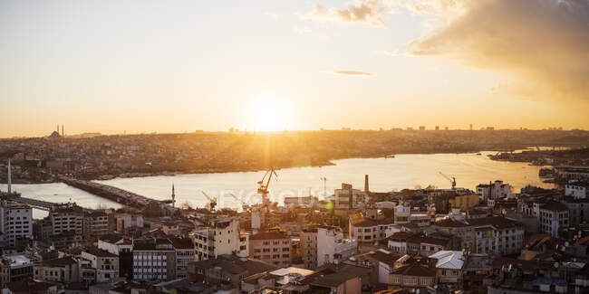 Vista sobre el horizonte de Estambul desde la Torre Galata al atardecer - foto de stock