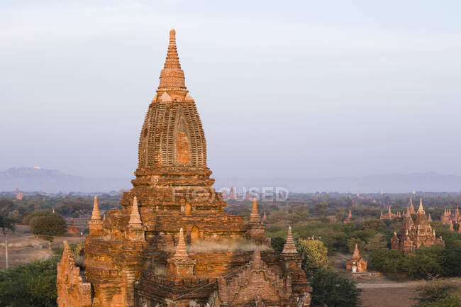 Буддийская ступа в древнем городе Баган, Мандалайская область, Мьянма — стоковое фото