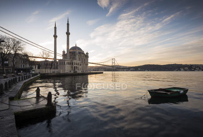 Esterno della moschea di Ortakoy e del ponte del fosforo all'alba, istascar — Foto stock