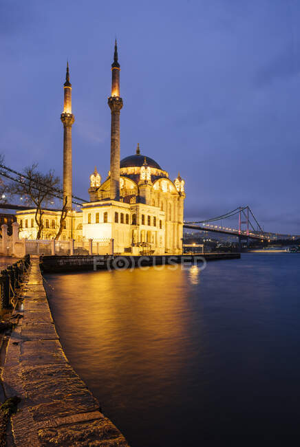 Außenansicht der Ortakoy-Moschee und der Bhosphor-Brücke bei Nacht, Istanbul — Stockfoto