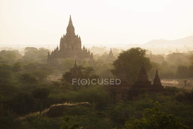Храм Тисавади, вид с пагоды Дхаммаязика, Баган, Мандалай, Мьянма — стоковое фото