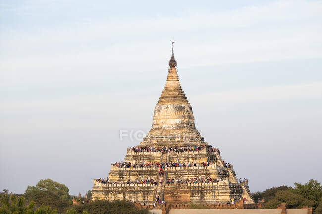 Turistas esperando el atardecer en la pagoda Shwesandaw, Bagan, Región de Mandalay, Myanmar - foto de stock