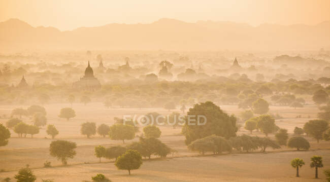 Nascer do sol enevoado na antiga cidade de Bagan, região de Mandalay, Mianmar — Fotografia de Stock