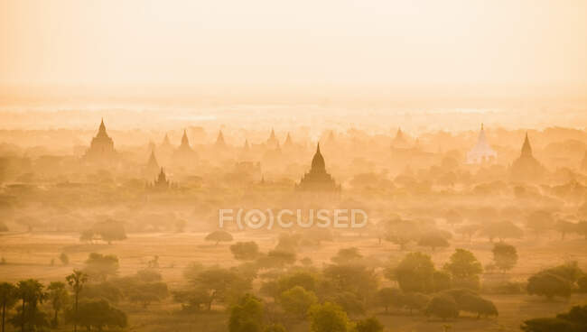 Névoa da manhã na antiga cidade de Bagan, região de Mandalay, Mianmar — Fotografia de Stock