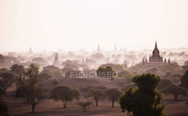 Névoa da alvorada na antiga cidade de Bagan, região de Mandalay, Mianmar — Fotografia de Stock