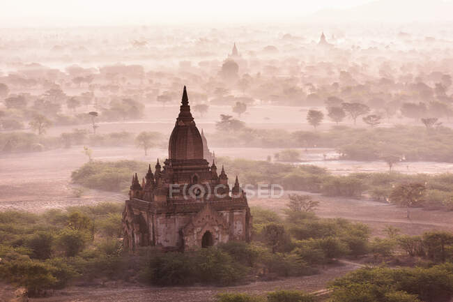 Niebla y templo matutino, Bagan, Región de Mandalay, Myanmar - foto de stock