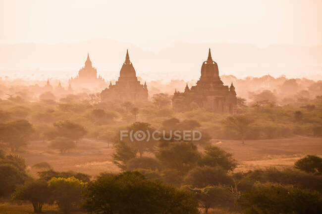 Erhöhter Blick auf den nebligen Sonnenaufgang in der antiken Stadt Bagan, Mandalay Region, Myanmar — Stockfoto