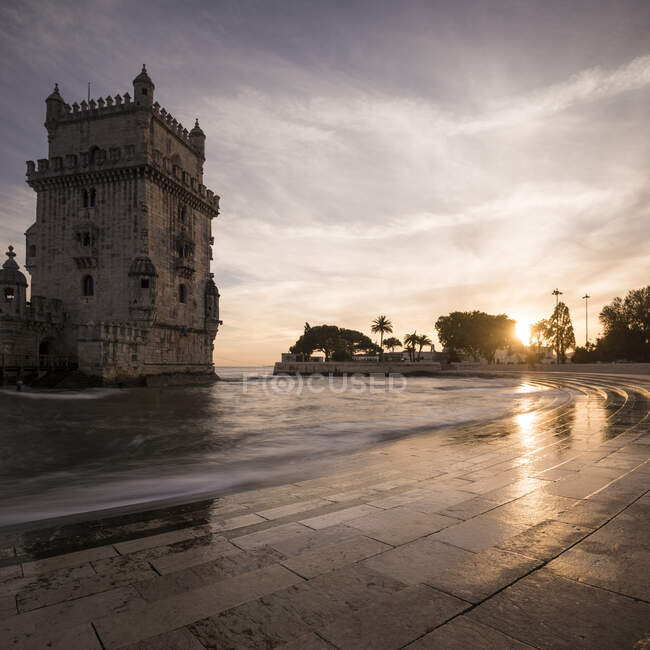 Torre de Belém ao entardecer contra o céu dramático, Lisboa, Portugal — Fotografia de Stock