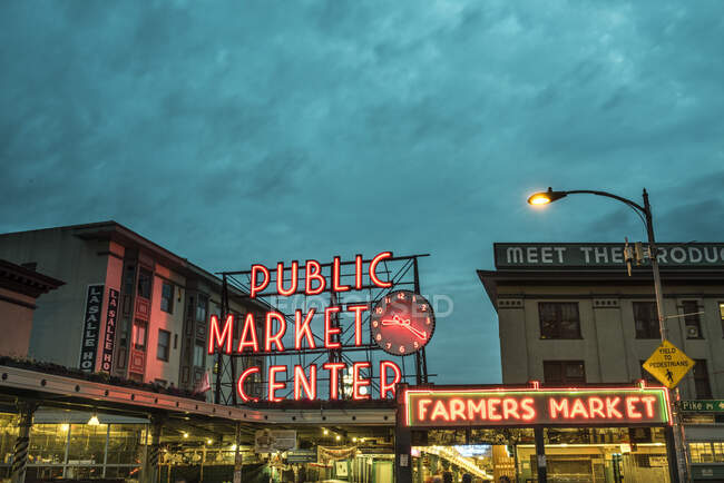Pike Place Market al atardecer, Seattle, Washington, EE.UU. - foto de stock