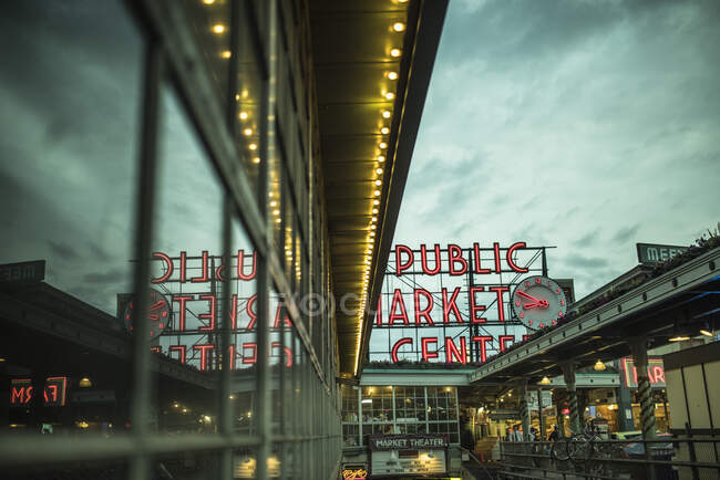 Pike Place Market at dusk, Seattle, Washington, USA — стокове фото
