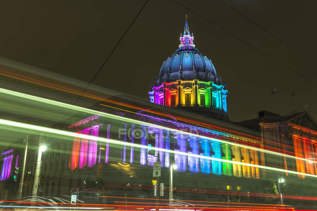 Câmara Municipal de São Francisco iluminada com luzes de arco-íris para Pride, EUA — Fotografia de Stock