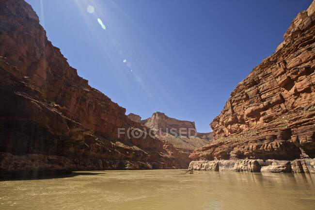 Vue des personnes dans une barque sur le fleuve Colorado, Grand Canyon, Ari — Photo de stock