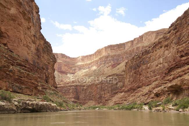 Vista ad angolo basso del Grand Canyon dal fiume Colorado, Arizona — Foto stock