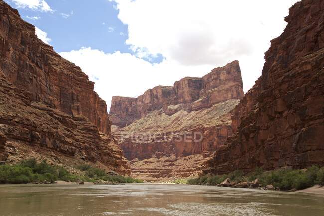 Vista ad angolo basso del Grand Canyon dal fiume Colorado, Arizona — Foto stock