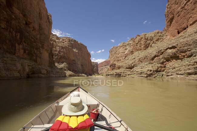 Chapéu e colete salva-vidas em barco a remos, Rio Colorado, Grand Canyon, Ar — Fotografia de Stock