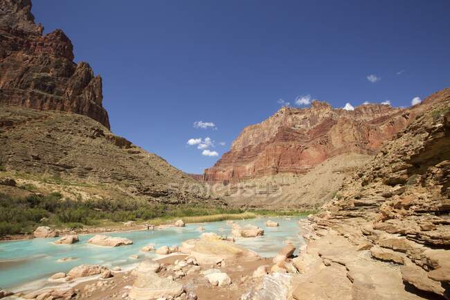 Река Колорадо, Гранд-Каньон, Аризона, США, люди в нартах — стоковое фото