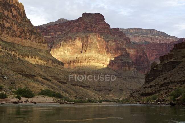 Vista de bajo ángulo del Gran Cañón desde Colorado River, Arizona, EE.UU. - foto de stock