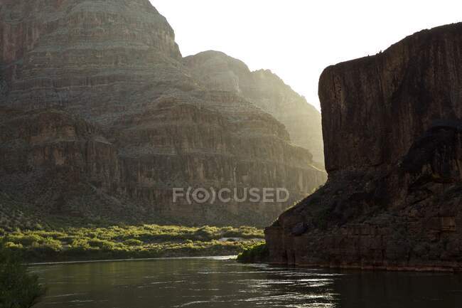 Vista de baixo ângulo do Grand Canyon a partir do Rio Colorado, Arizona, EUA — Fotografia de Stock