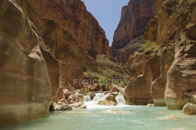 Rocas en Colorado River, Gran Cañón, Arizona, Estados Unidos - foto de stock