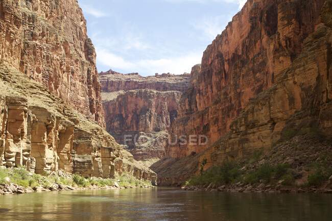 Вид с низкого угла на Гранд-Каньон с реки Колорадо, Аризона, США — стоковое фото