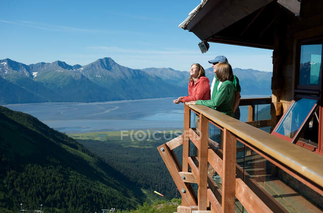 Família de três gerações desfrutando de vista para Mt. Alyeska, Girdwood, — Fotografia de Stock