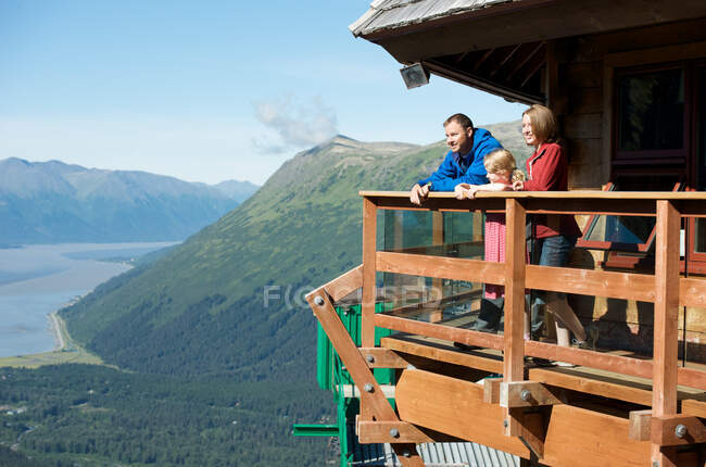 Padre e hijas disfrutando de la vista del monte. Alyeska, Girdwood, Ala - foto de stock