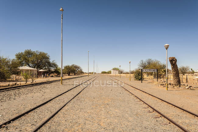 Panneau du village de Kalkrand sur voie ferrée vide, région Hardap — Photo de stock