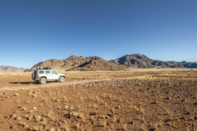 Off road vehicle on the dirt road from Windhoek to Walwedans — Stock Photo