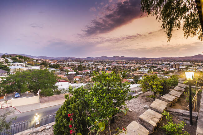 Blick vom Innenhof des Hotels auf die Stadtlandschaft, Windhoek, Namibia, Namibia — Stockfoto