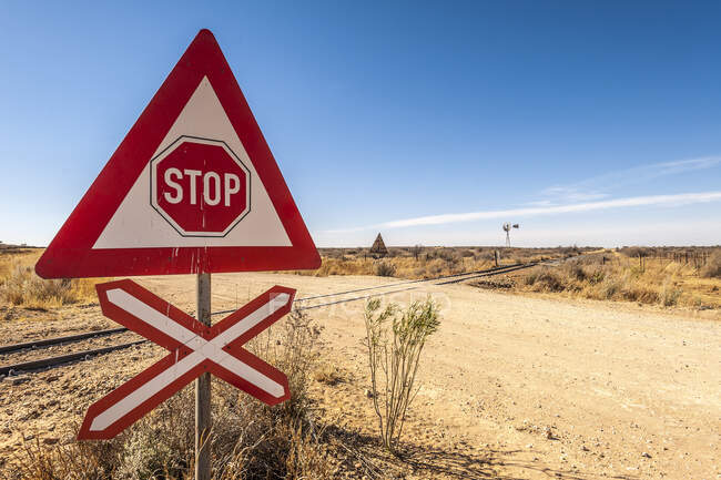 Traversée ferroviaire et panneau d'arrêt, Windhoek, Namibie, Namibie — Photo de stock