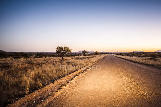 Дорога в сутінках, Віндгук, Намібія, Намібія. — стокове фото